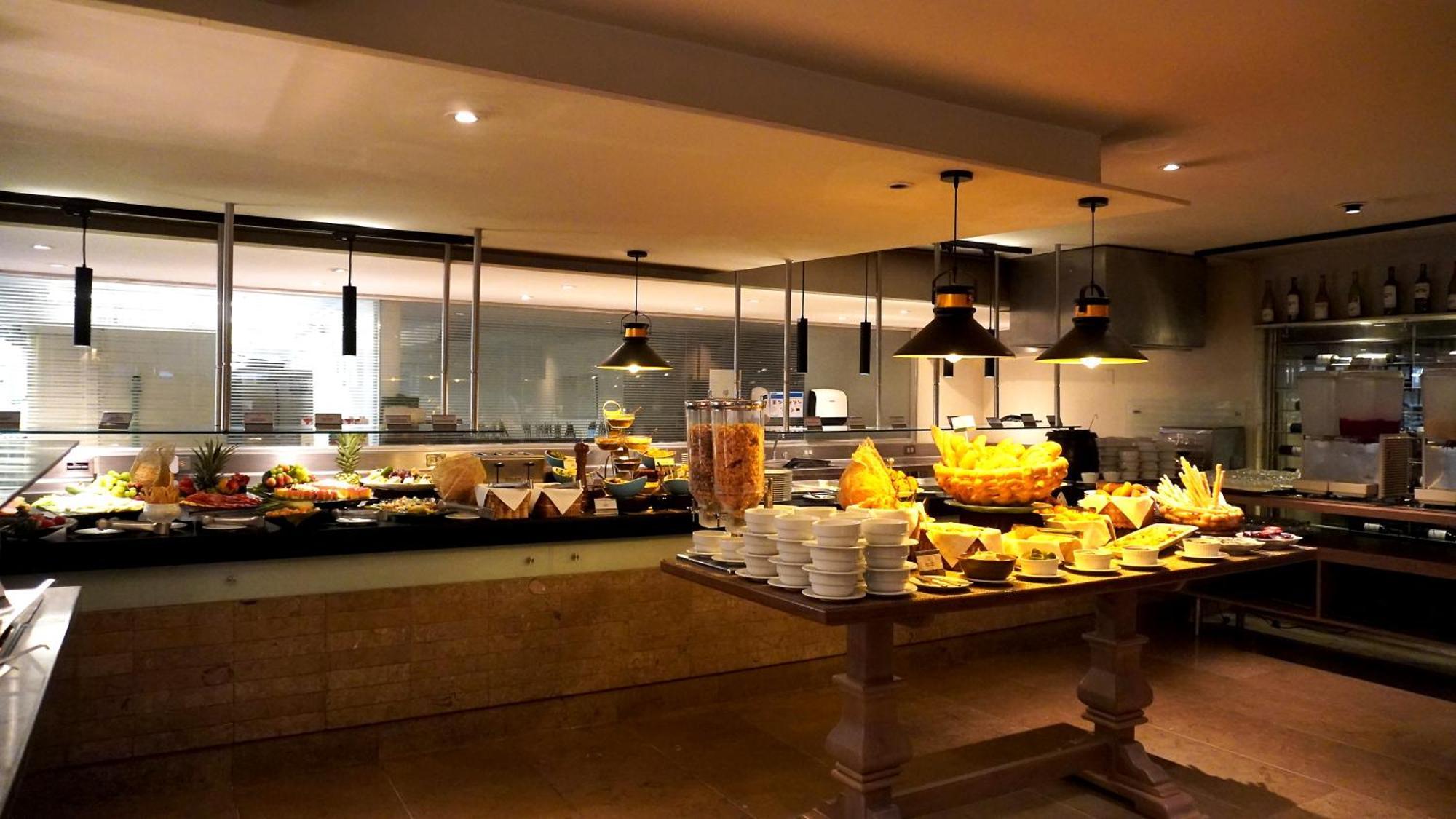 Bogota Plaza Hotel Екстериор снимка The buffet at the restaurant