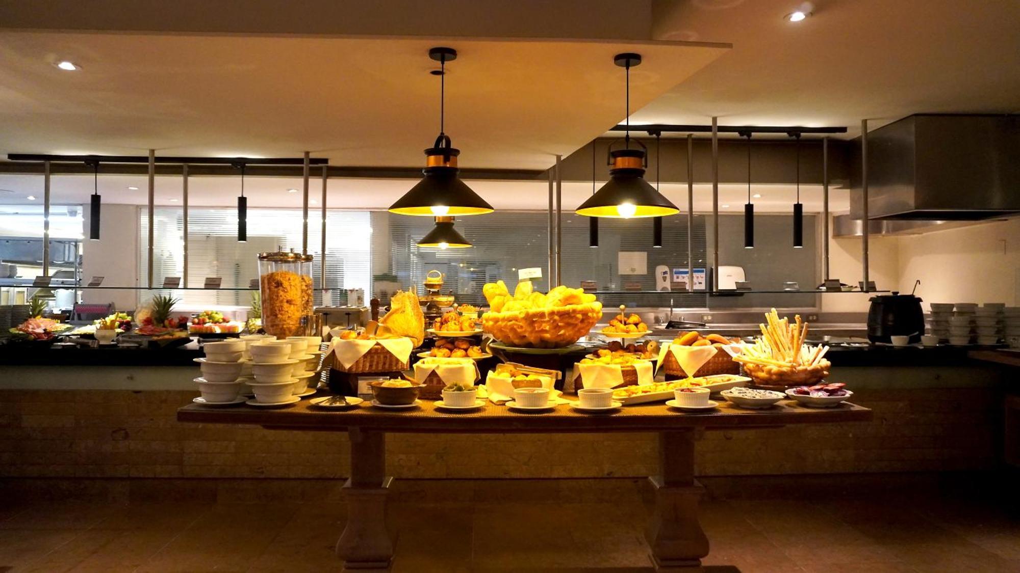 Bogota Plaza Hotel Екстериор снимка A cheese platter