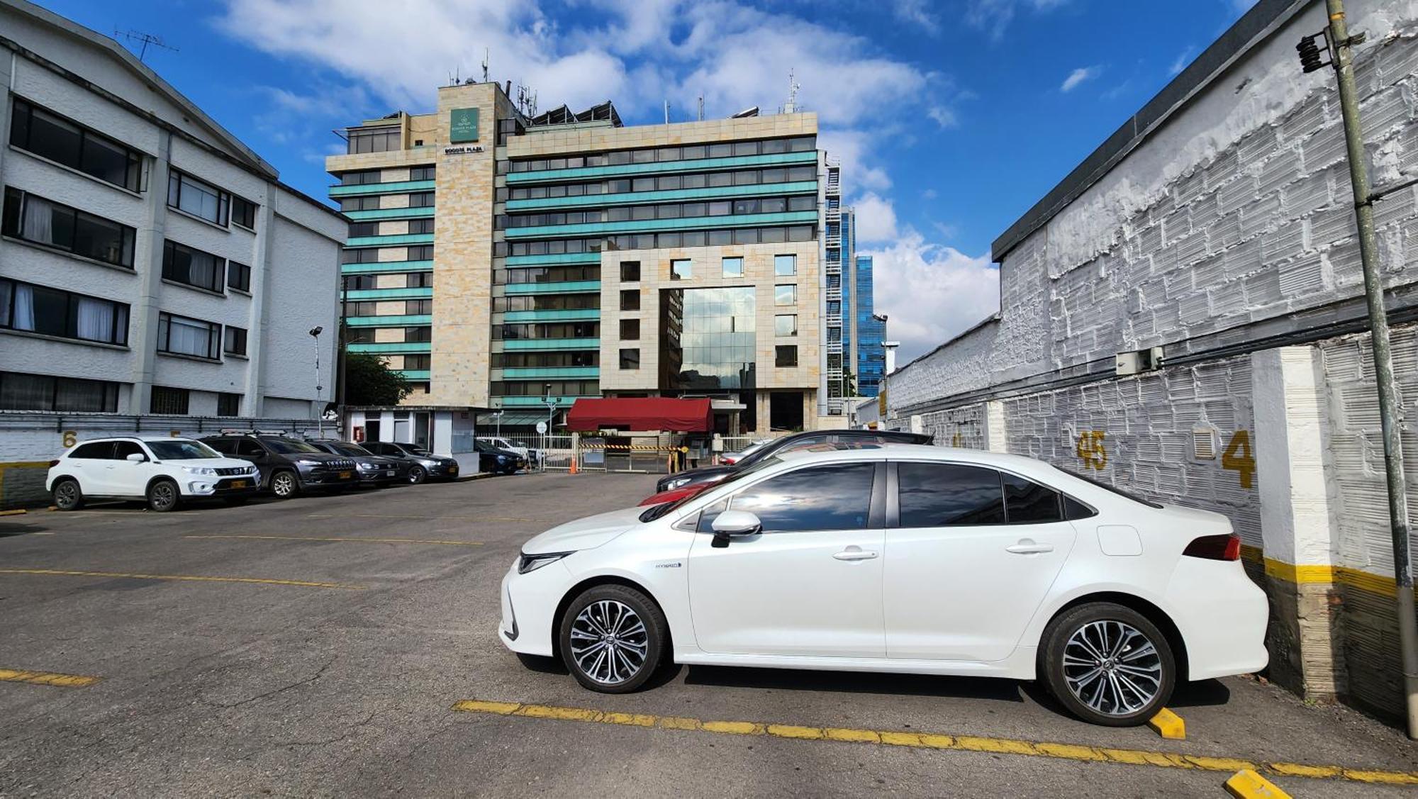 Bogota Plaza Hotel Екстериор снимка Toyota Corolla Sedan